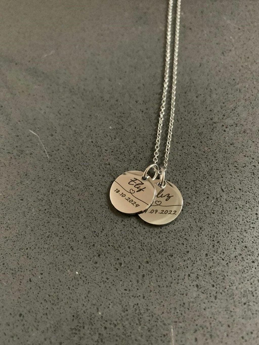 Kette mit Name und Datum