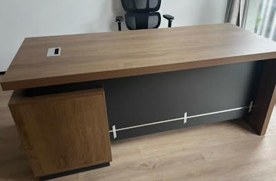 コンパクト役員用デスク|ビジネスシーン シンプル