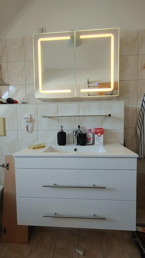Mueble de baño con espejo de doble puerta con iluminación y enchufe, 3 temperaturas de color Blanco
