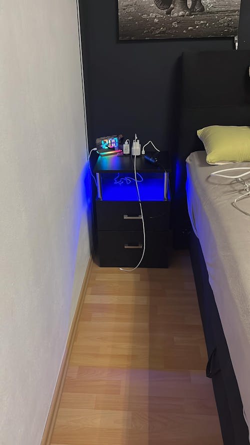 Mesita de noche LED con estación de carga y memoria abierta y 2 cajones para dormitorio negro