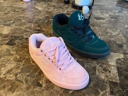 EMU シルクスクリーン "Skateboarder" Accel Low-Top Shoe in Teal Suede Finish | éS skateboarding