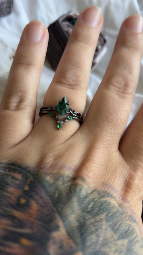 Kite Cut Emerald Twig Design Couples Ring Set 3pcs His And Hers Matching Ring