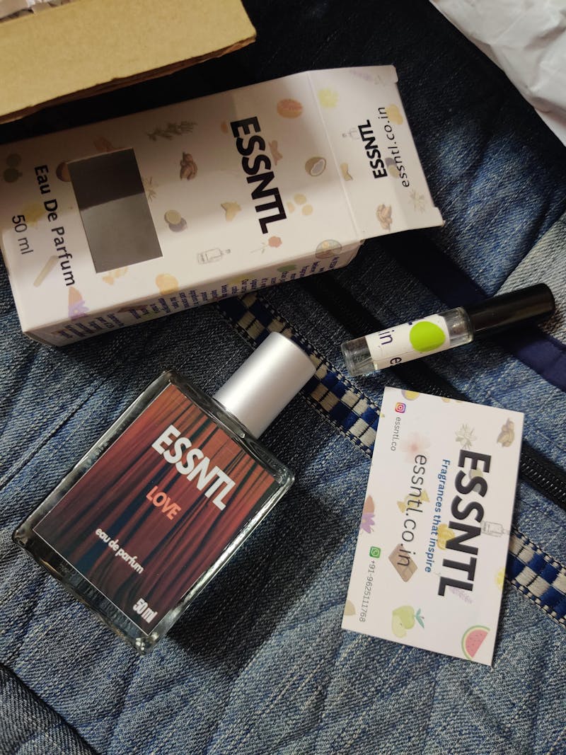 ESSNTL Love Perfume - Sensual & Addictive Sweet Woody Fragrance | 50ml Eau de Parfum | 20ml Eau de Parfum | Warm, Amber & Floral Scent | Long-Lasting Luxury Fragrance | Classic & Clean Scent for Men & Women