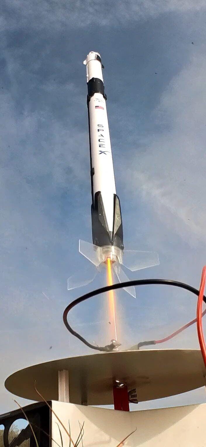 Ronald Estes① SpaceX Falcon 9 - Scale Replica Model Rocket | Estes Rockets