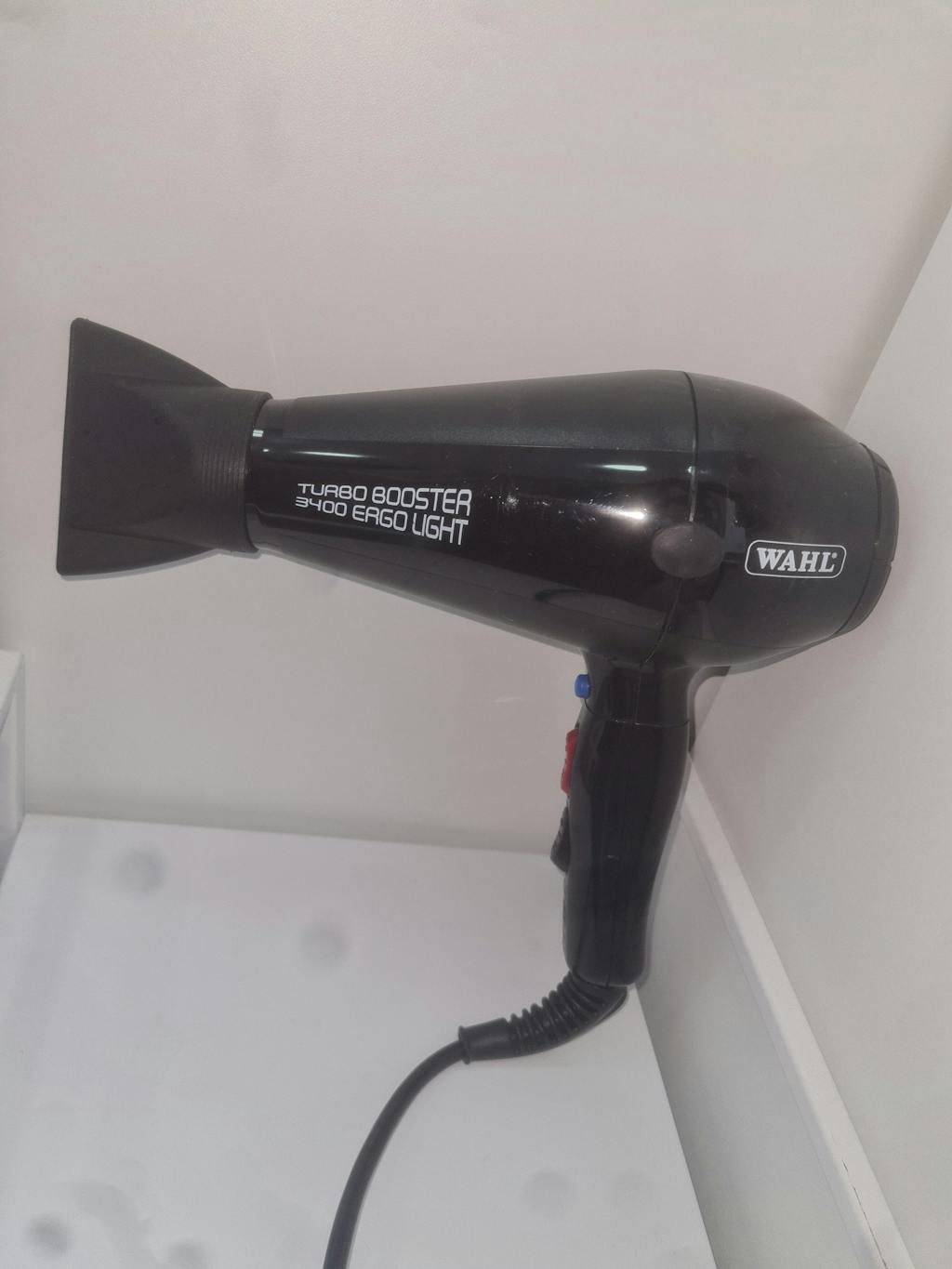 Uscător De Păr Profesional Wahl Turbobooster Cu Motor de 2400W Și Debit De Aer De 80 m³/h