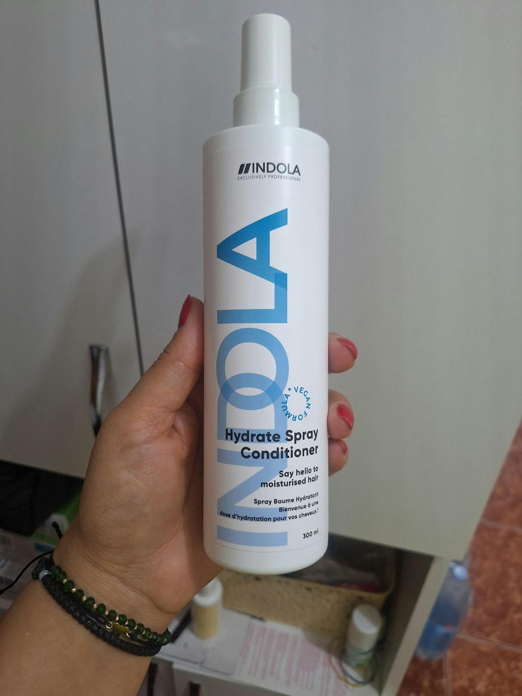 INDOLA Hydrate Spray Conditioner – Balsam Leave-in Hidratant cu Acid Hialuronic și Pantenol pentru Păr Uscat și Fragil 300ml