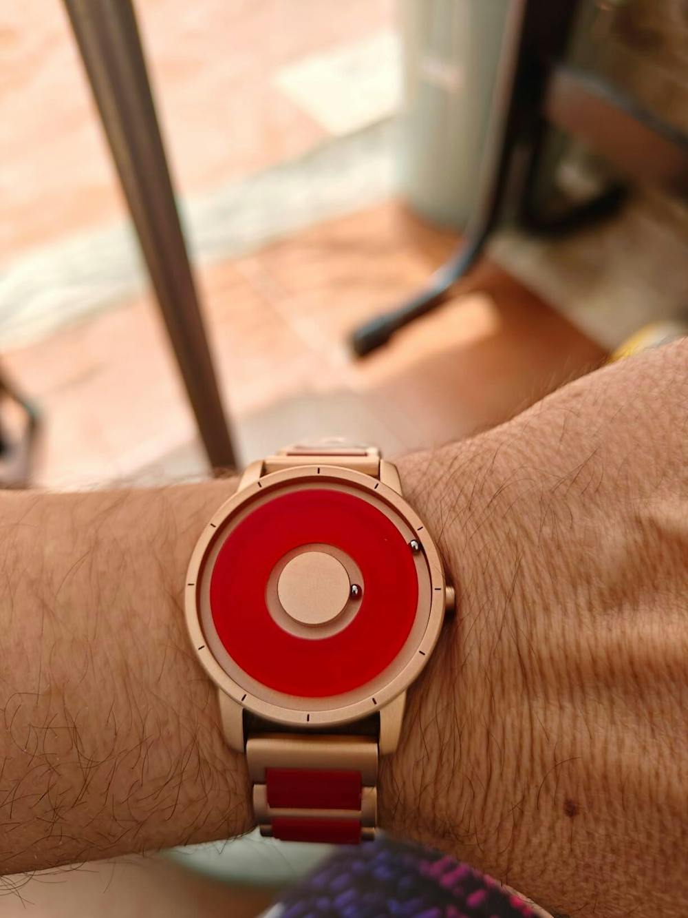 EUTOUR Magnetic Gold Watch with Red Dial U059H Resin Watch