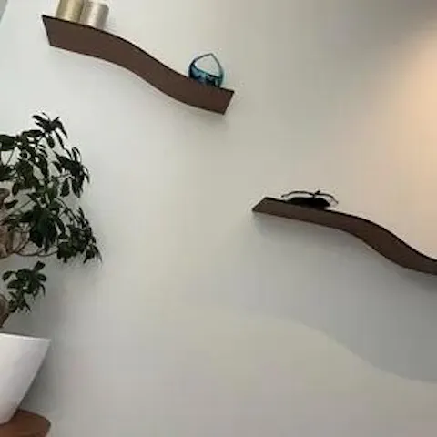 Klienta foto izstrādājumam Floating Wall Shelf Curved - Thin Wave