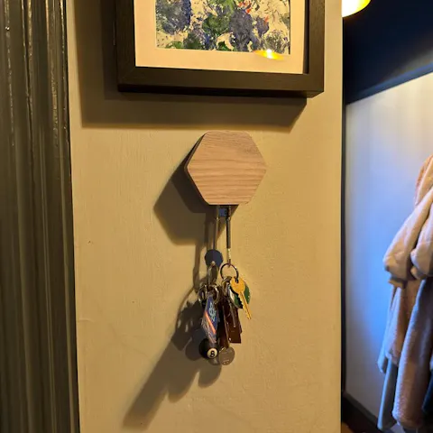 Kundenfoto des magnetischen Schlüsselhalters aus Holz