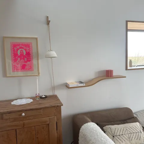 Klienta foto ar klasisko koka peldošo viļņveida sienas plauktu Simple Wave