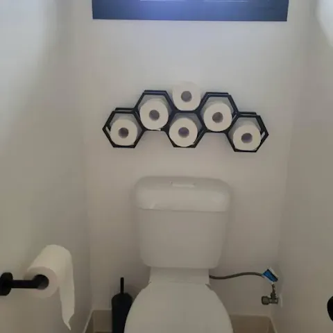 Klienta foto ar Honeycomb koka tualetes papīra plauktu