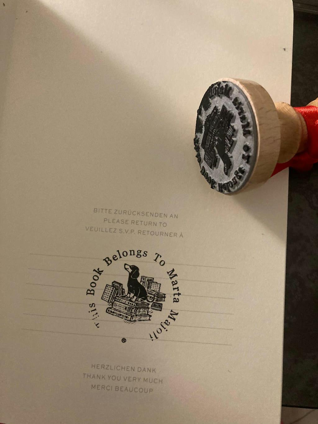 Timbro Ex Libris Bassotto su Libri - d. 40 mm