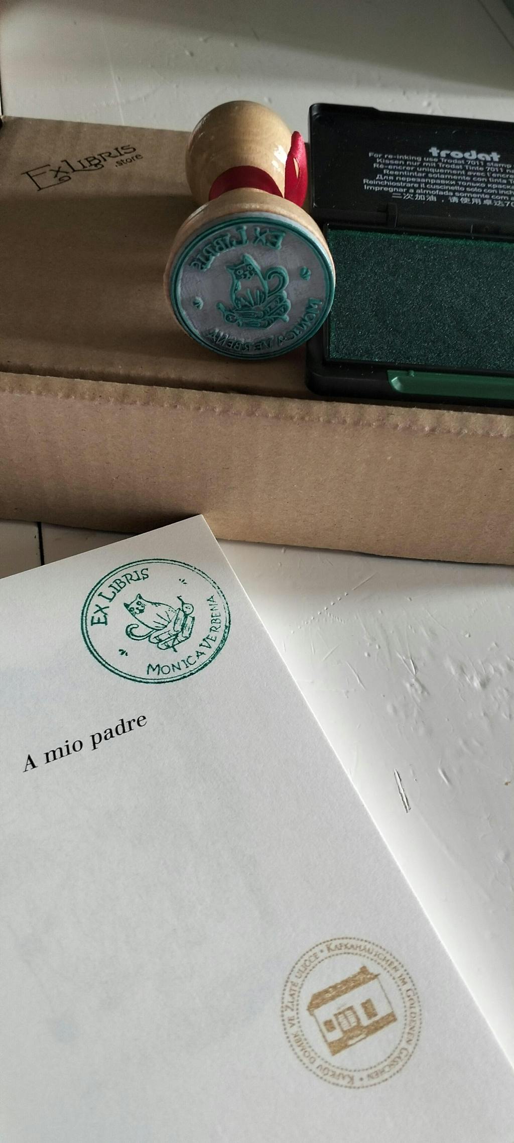 Timbro Ex Libris Gatto su Libro - d. 40 mm