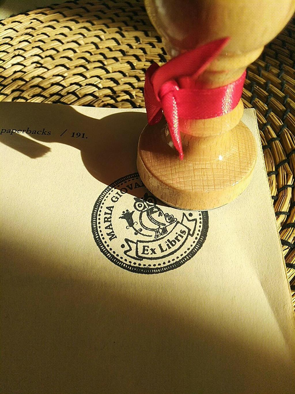 Timbro Ex Libris Civetta con Fiore - d. 40 mm