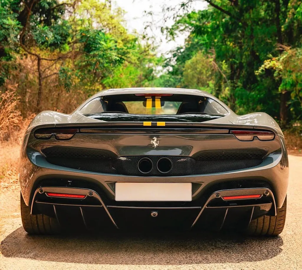 Dodge Challenger – Carbon Fiber Vented Hellcat Style Hood