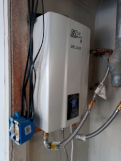 EZ Tankless EZDELUXENG GPM 87500 BTU Natural Gas Indoor