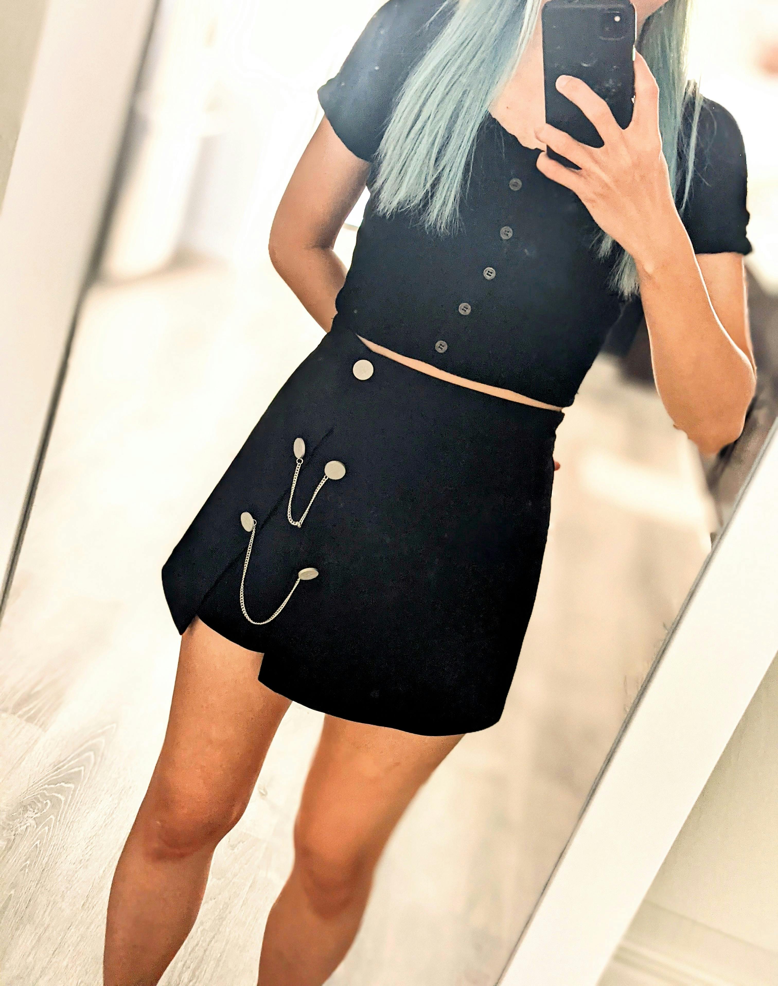 Black Chic Skirt With Button And Chain | Jennie - BlackPink