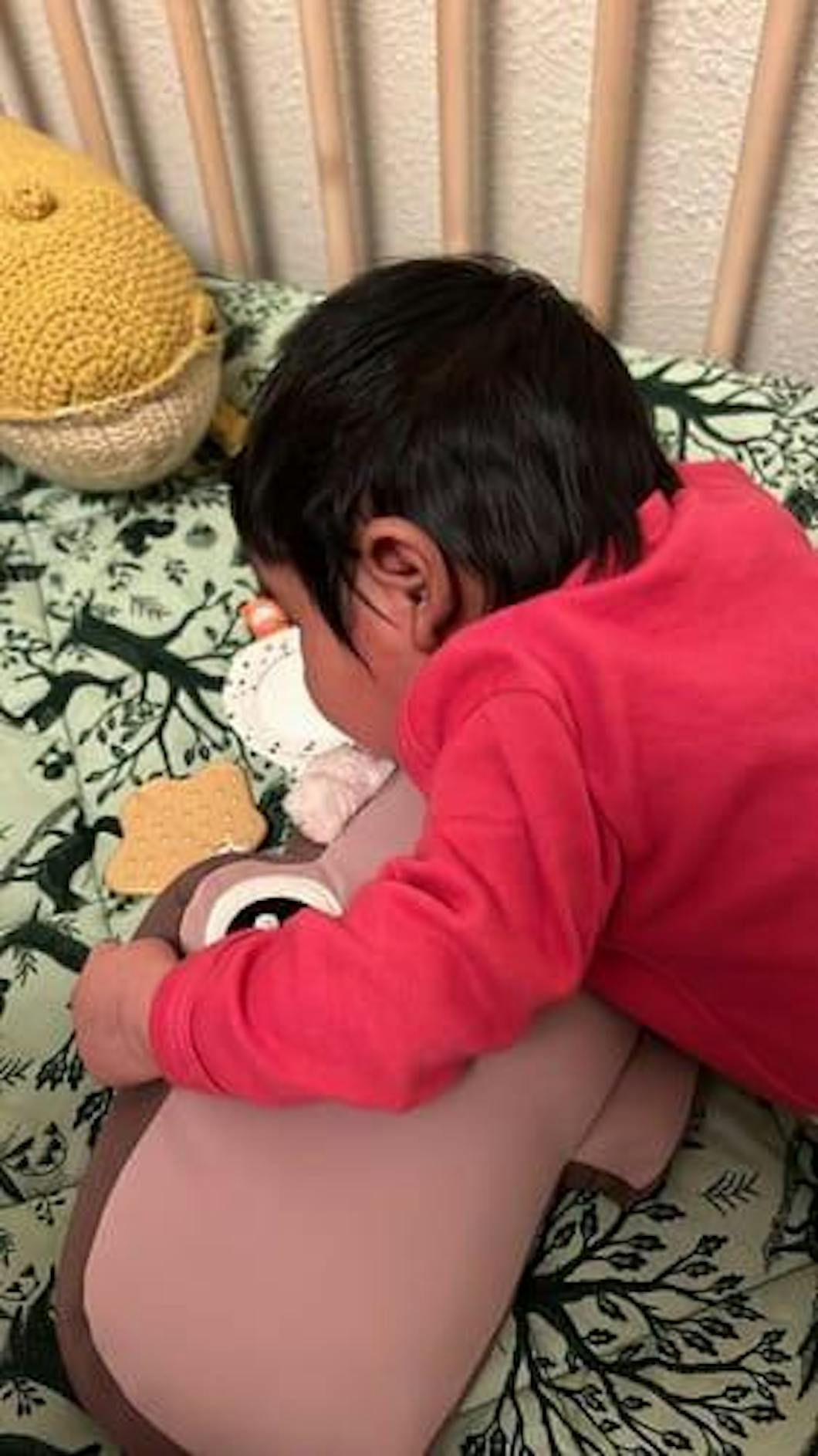 Cojín de actividades para el tiempo de juego boca abajo Croco rosa