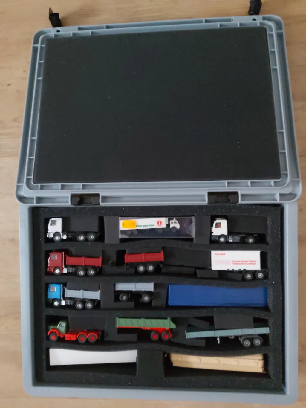 Feldherr Scatola Porta Modellini FSLB040 Per Treni Scala Z | 10 Slot Verticali Per Locomotive E Carri