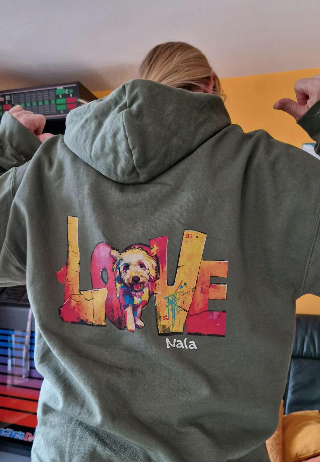 Personalisierter Hoodie - "LOVE" Backprint