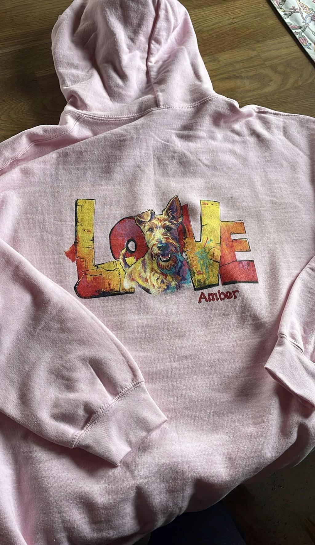 Personalisierter Hoodie - "LOVE" Backprint