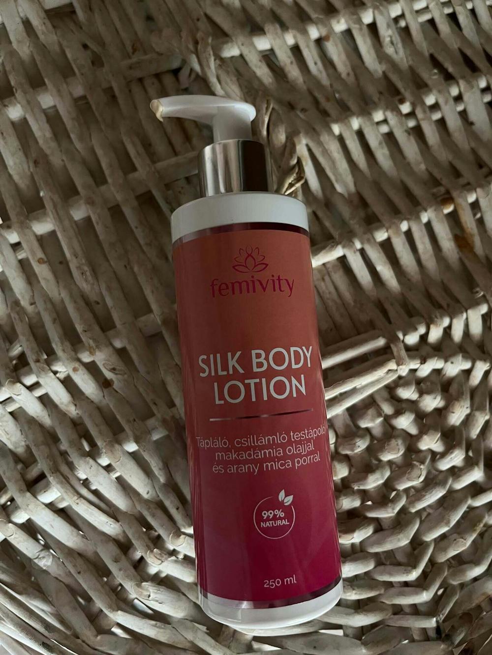 Silk Body Lotion - Tápláló testápoló makadámia olajjal és arany mica porral 250 ml