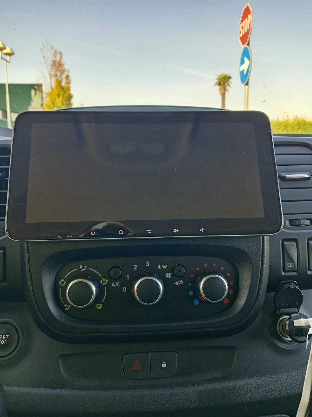Autoradio per Renault Trafic 3 | NV300 | Talento | Vivaro | Express 10.35" | Android | Bluetooth | CarPlay | Android Auto | 4/64GB Ram