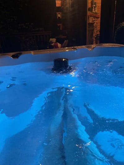 Luxury Spas "Regal" 4-Person Hot Tub w/ 39 Jets | Studio Series WS-292