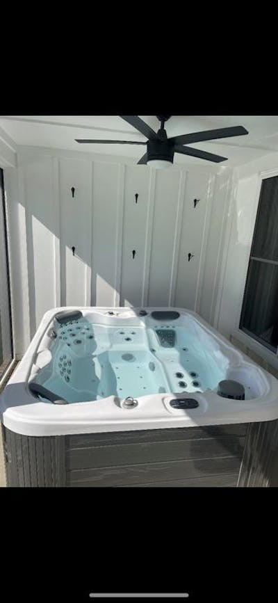 Luxury Spas "Danika" 5-Person Hot Tub w/ BlueTooth & 84 Jets | Elite Series WS-591