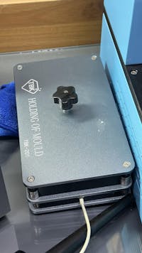 Sujetador Marco Cerrar Iphones Molde Presion Universal TBK 201