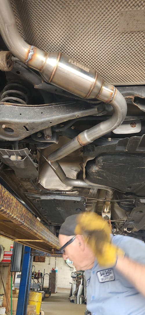 2.5 in. Inlet, 12 in. Overall Exhaust Resonator 4 in. Diameter Bottle-Style