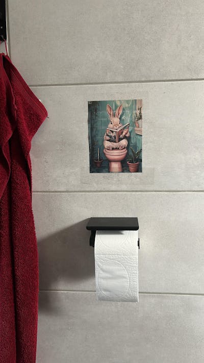 Kaninchen liest auf der Toilette- Premium Poster - optional mit Holzrahmen/Bilderleiste