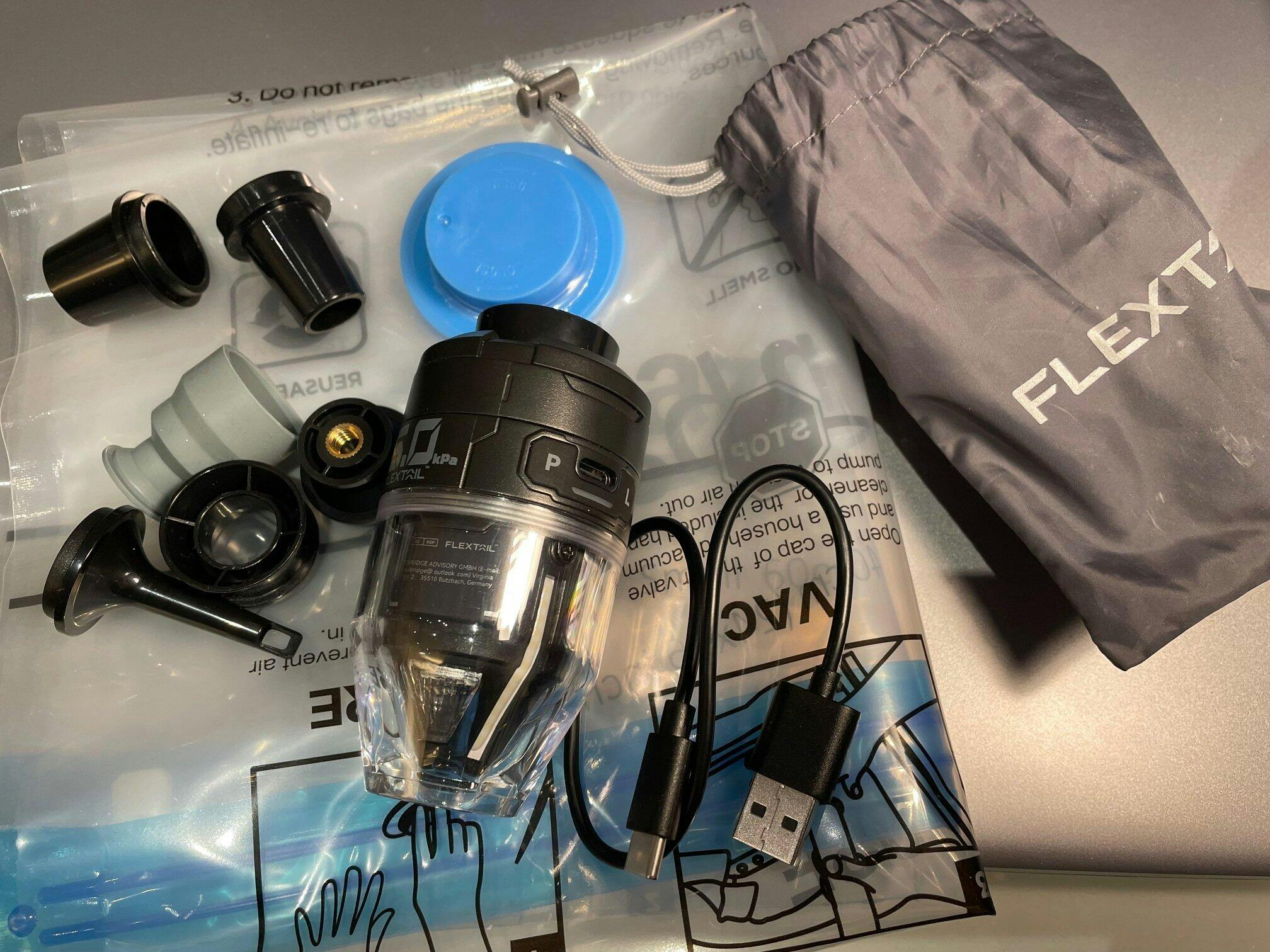 Luftmatratze Wasser FLEXTAILGEAR MAX Pump 2 Plus – Tragbare Luftpumpe Mit Akku, Lampe & Powerbank Für Camping 4800 MAh Akku Luftpumpe