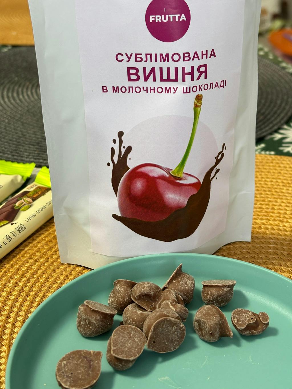 Вишня в молочному шоколаді