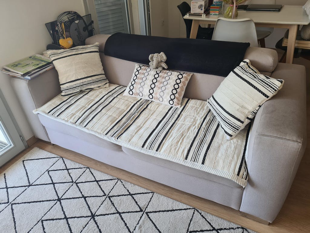 Housse de canapé antidérapante en peluche rayée en chenille avec matelas confortable pour animaux