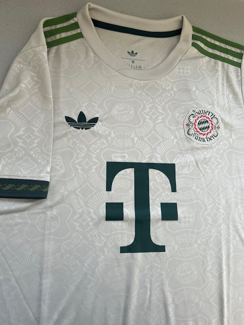 Camisola Bayern Munich Oktoberfest 2025