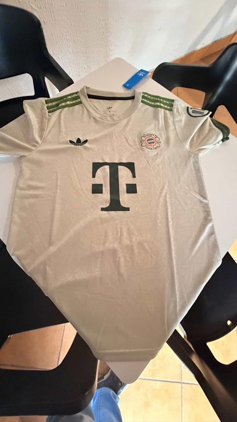 Camisola Bayern Munich Oktoberfest 2025