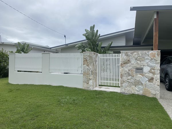 Aluminium Batten Gate 1m Wide - Natural White with Handle (Right Hand Side)