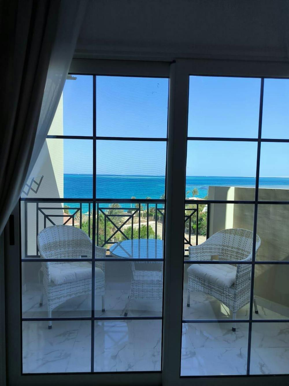 Hood Set – Outdoor Dining for Four