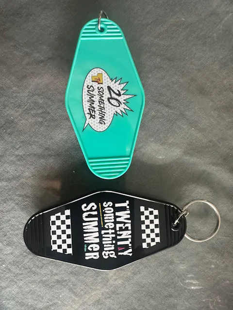 Custom Logo Retro Plastic Tag Keychains For Business Hotel Motel Luggage