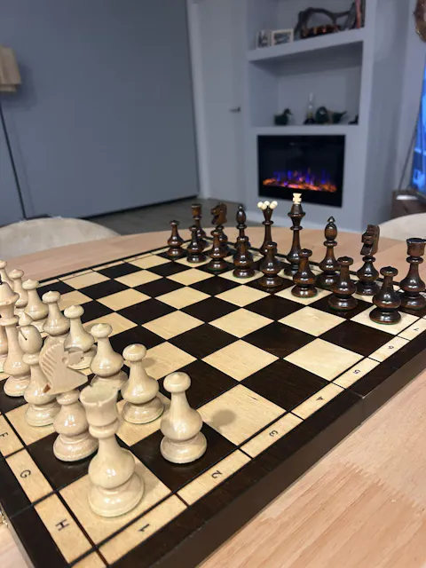 Ajedrez de Madera “Beskid” – Diseño Elegante