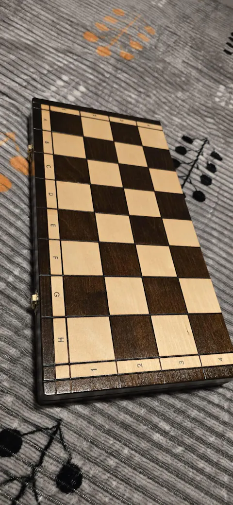 Ajedrez de Madera “Beskid” – Diseño Elegante