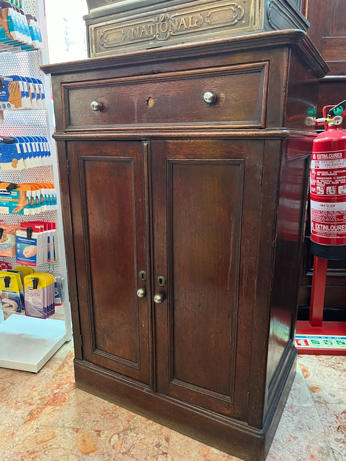 Gilboys Dark Shade 'antique gold' Beeswax Furniture Polish