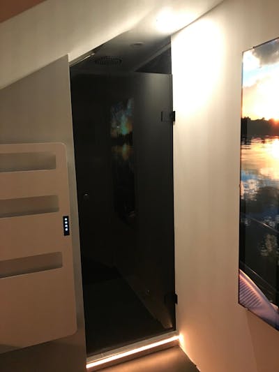 Einflügelige grau getönte Duschtüren