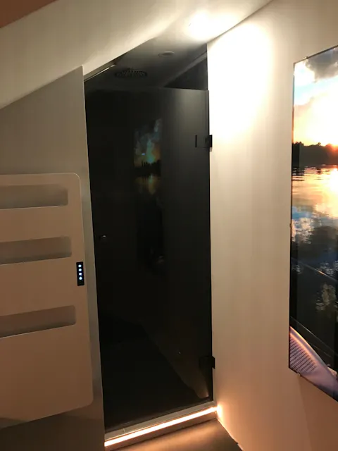 Einflügelige grau getönte Duschtüren