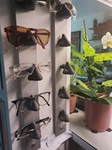 Gläserfreund Toni White [NEU!] Brillenorganizer, Brillenständer und  Brillenhalter für die Wand - Brillenaufbewahrung für mehrere Brillen :  : Küche, Haushalt & Wohnen
