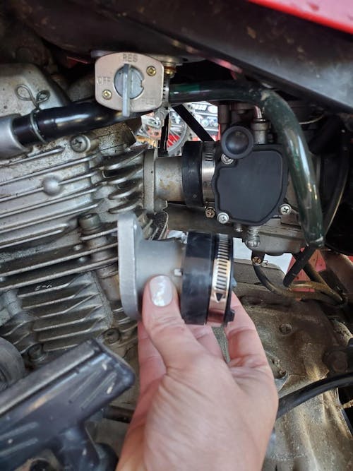 GOOFIT Intake Manifold Carburetor Boot for 4XE-13586-00-00 Bear Tracker 250 YFM250X 1999-2004 YFM250 90450-49001-00 Joint Boot Connector