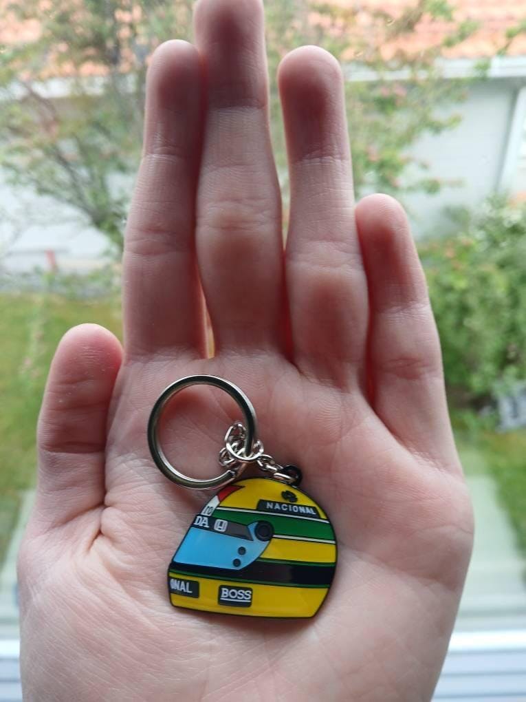 アイルトン・セナ 1988 ヘルメット エナメル キーチェーン – GPPins.com