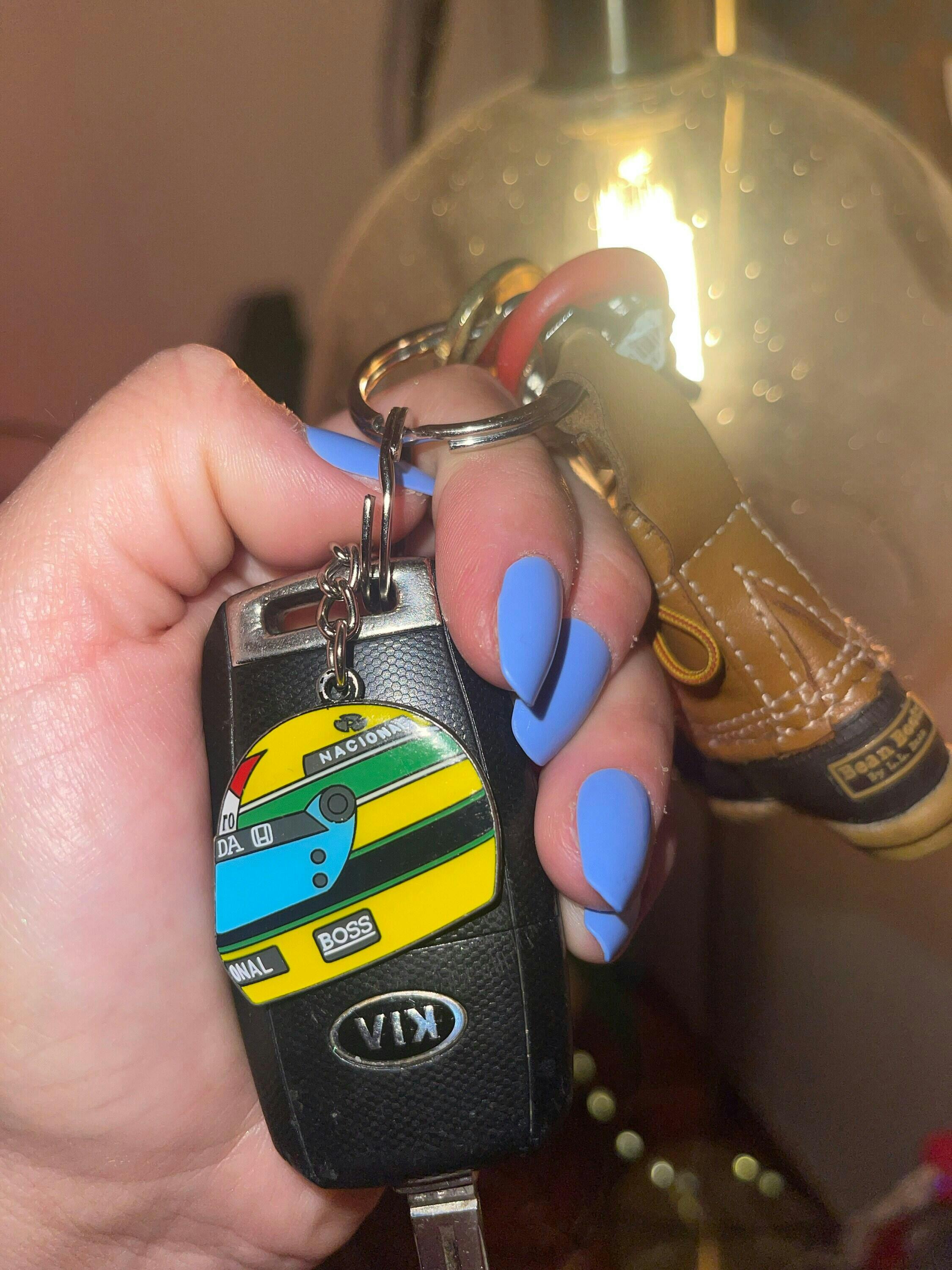 アイルトン・セナ 1988 ヘルメット エナメル キーチェーン – GPPins.com