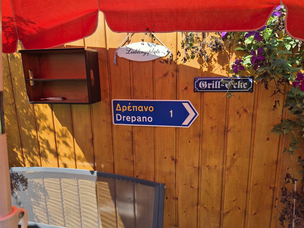 Griechisches Verkehrsschild MIT KM